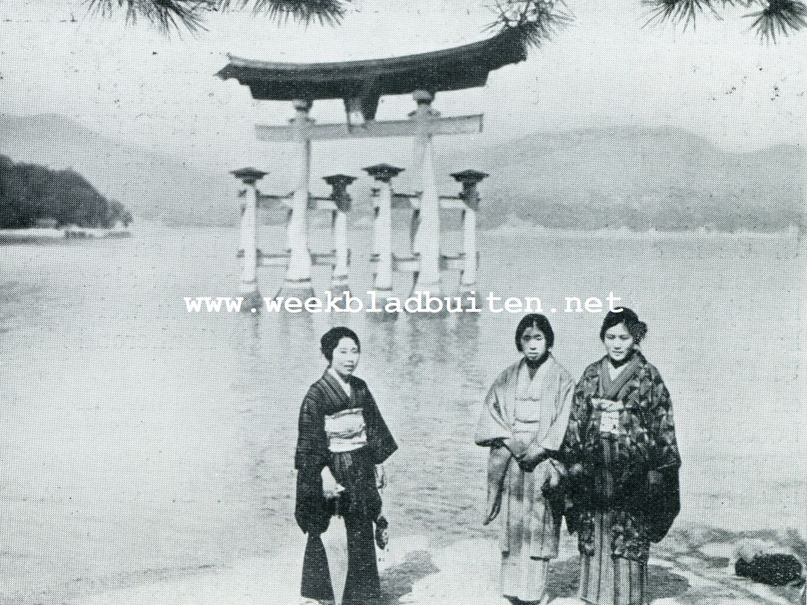 Gewijde plaatsen in Japan. Mijayima, het Heilige Eiland in de Japnsche Binnenzee met de Water-Torii