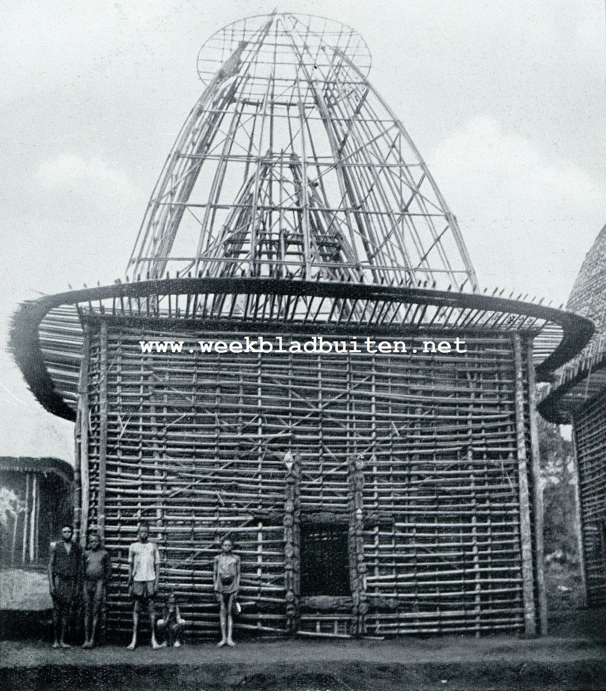 De Bamilik's. Bamilik-huis in aanbouw