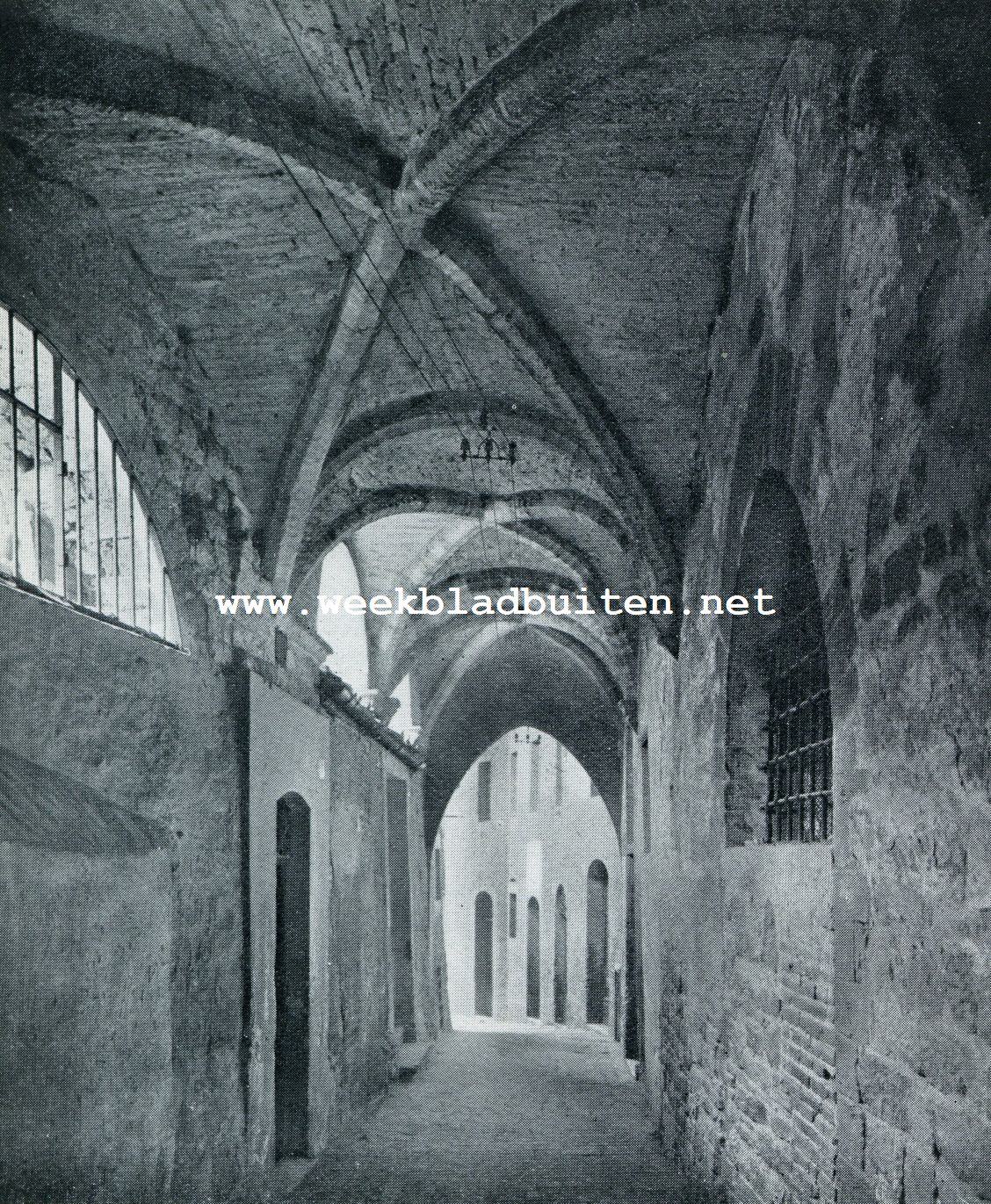 De sfeer der Umbrische hoofdstad. Schilderachtige, met kruisgewelven overdekte straat te Perugia