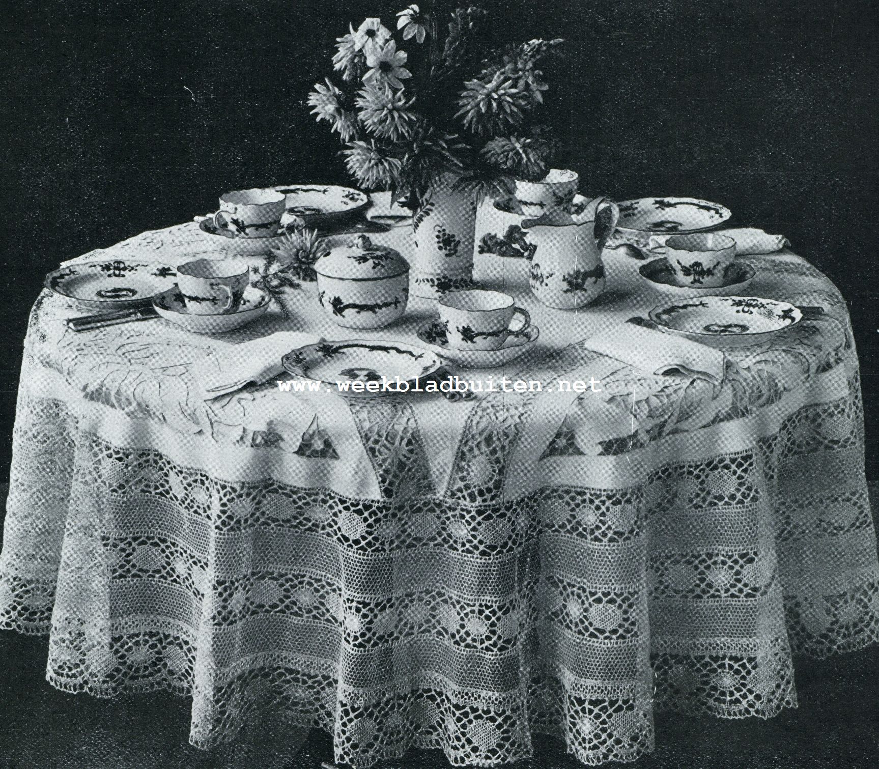 De porseleinkunst. Koffieservies met koraalroode draken-teekening