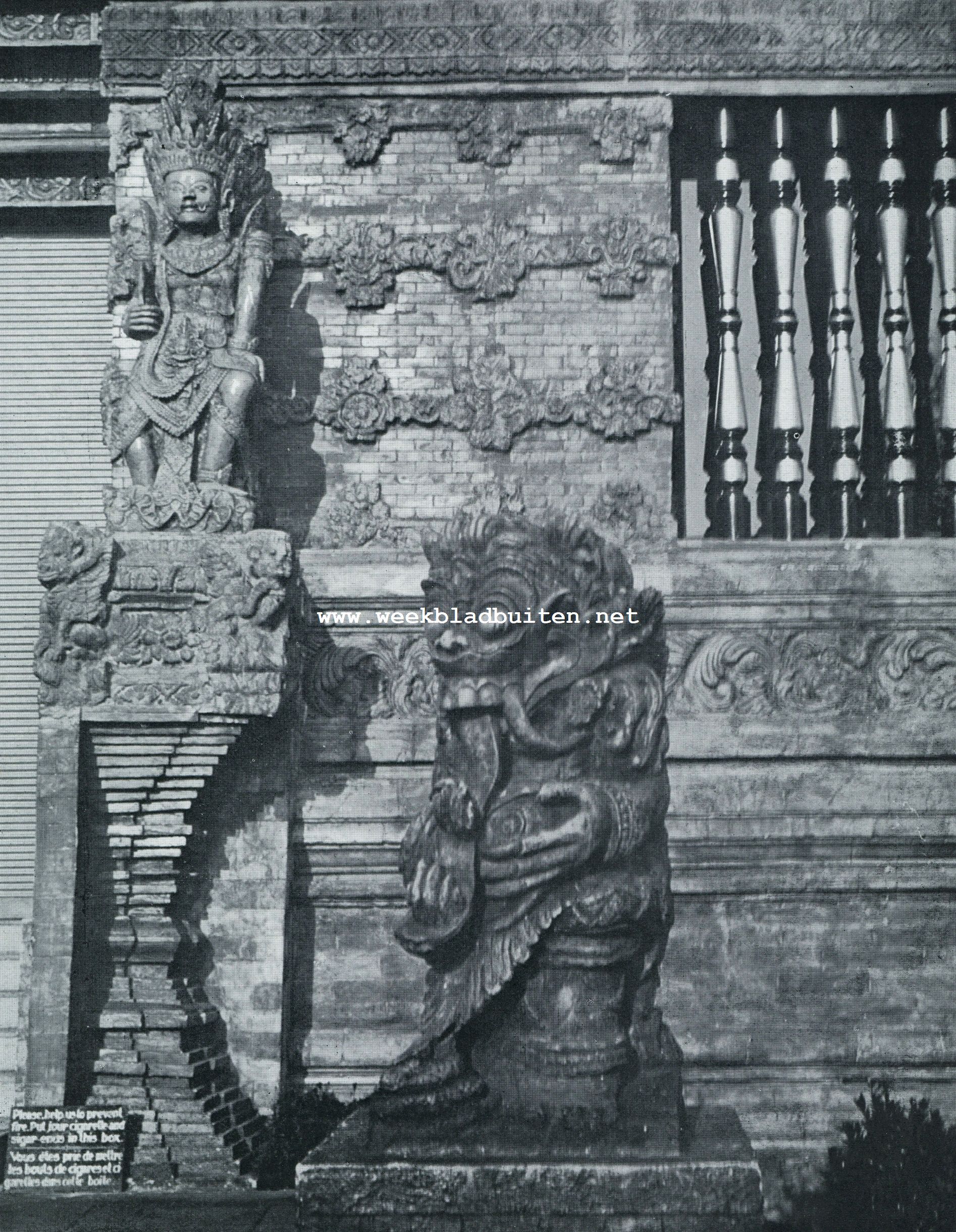 Gevel-detail bij den ingang van het Nederlandsche Paviljoen op de Koloniale Tentoonstelling te Vincennes. Op den voorgrond een Balische tempelwachter