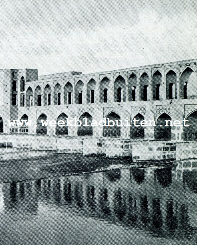 Zwerftochten in en door Perzi. De beroemde Drie-Verdieping-Brug te Isfahan