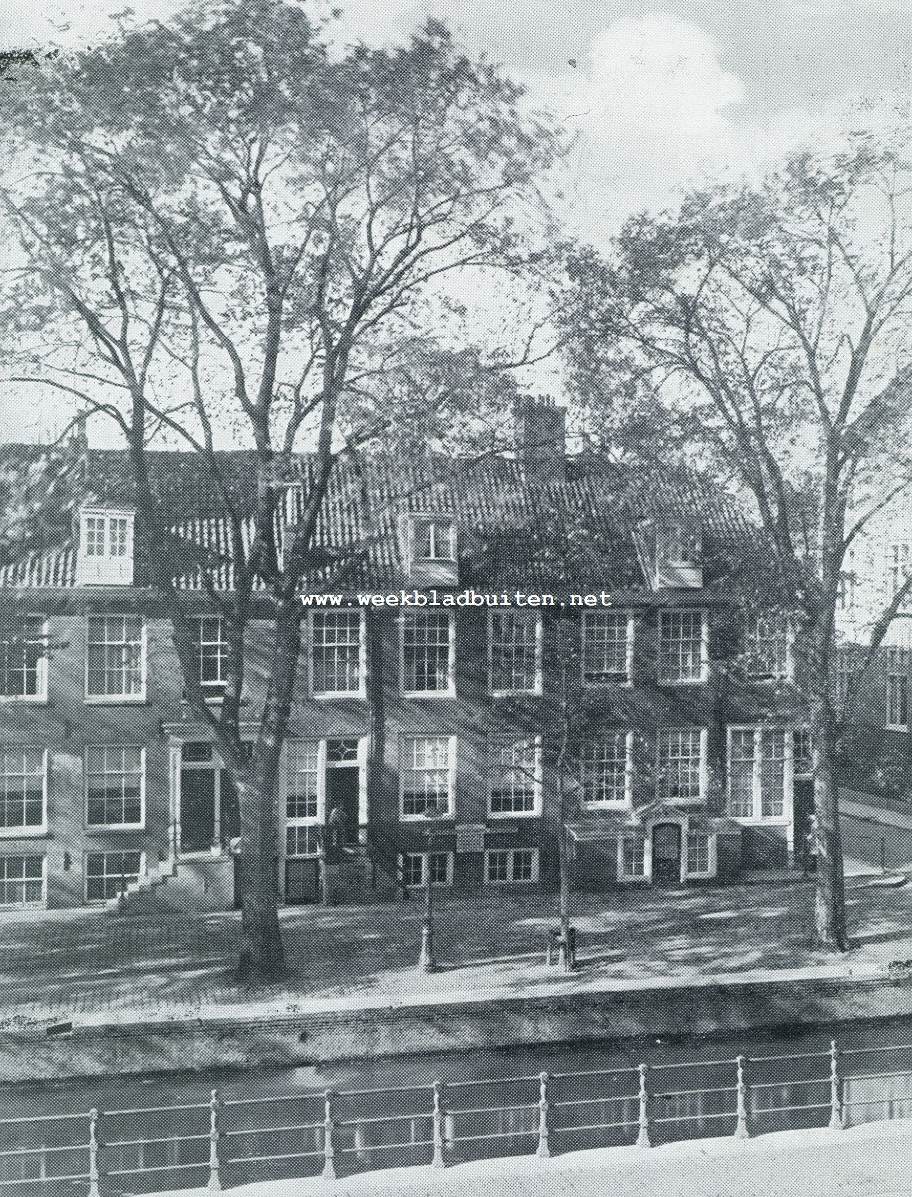 Aan de Vijzelgracht te Amsterdam. Een merkwaardig stadsbeeld, dat weldra door demping een ander aanzien zal krijgen
