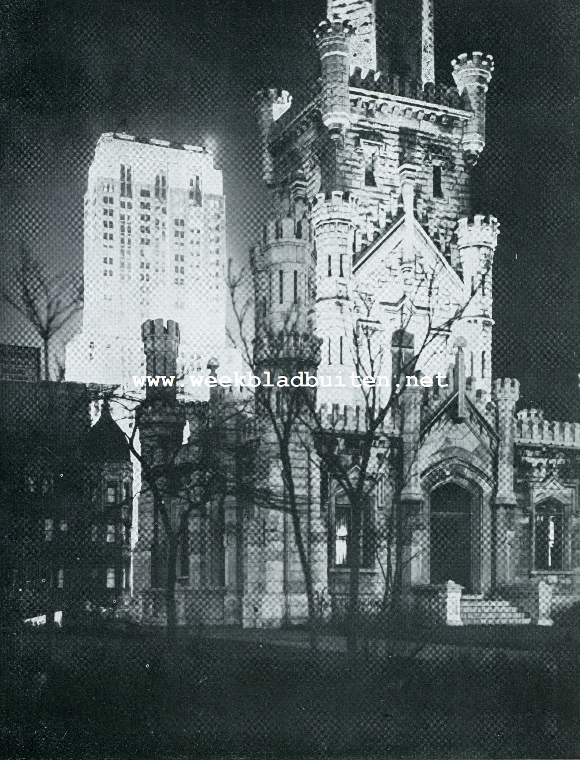Chicago. Een der oudste en een der nieuwste gebouwen van Chicago: Water Tower en Palmolive Building