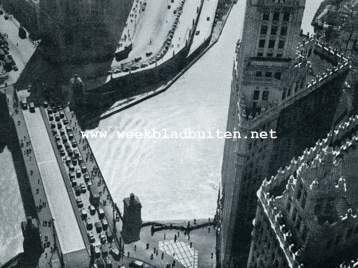 Chicago. Kijkje van een wolkenkrabber op Wrigley Building, Chicago River en Michigan Boulevard Bridge