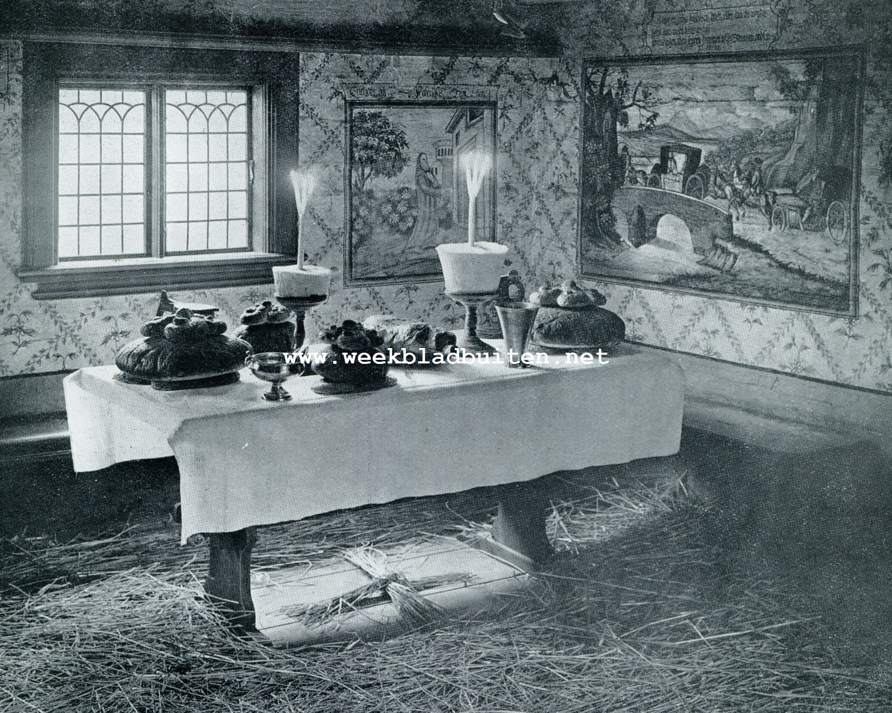 Kersttafel met St. Lucia-gebak, zooals die in de Zweedsche boerderijen wordt aangericht; op den vloer het Joel-stroo