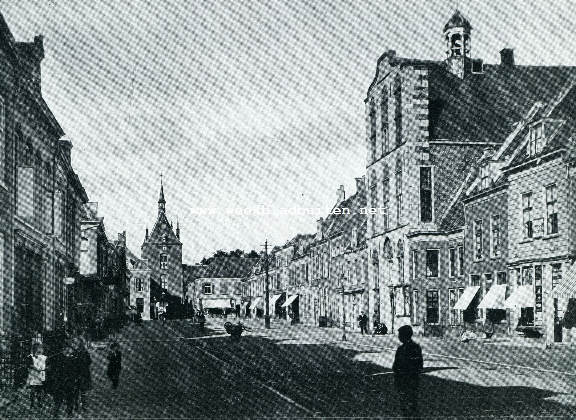 Vianen, Groote Straat met Lekpoort en Stadhuis