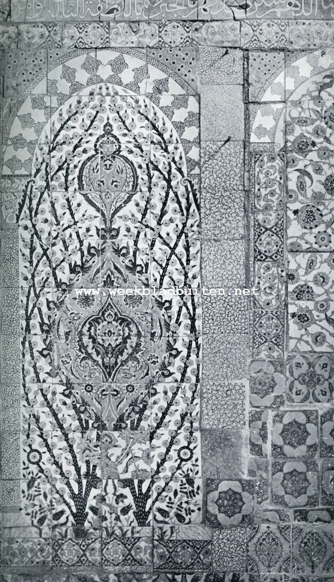 In het Serail der Sultans. Faience-paneel uit den harem van het oude Serail te Stamboel