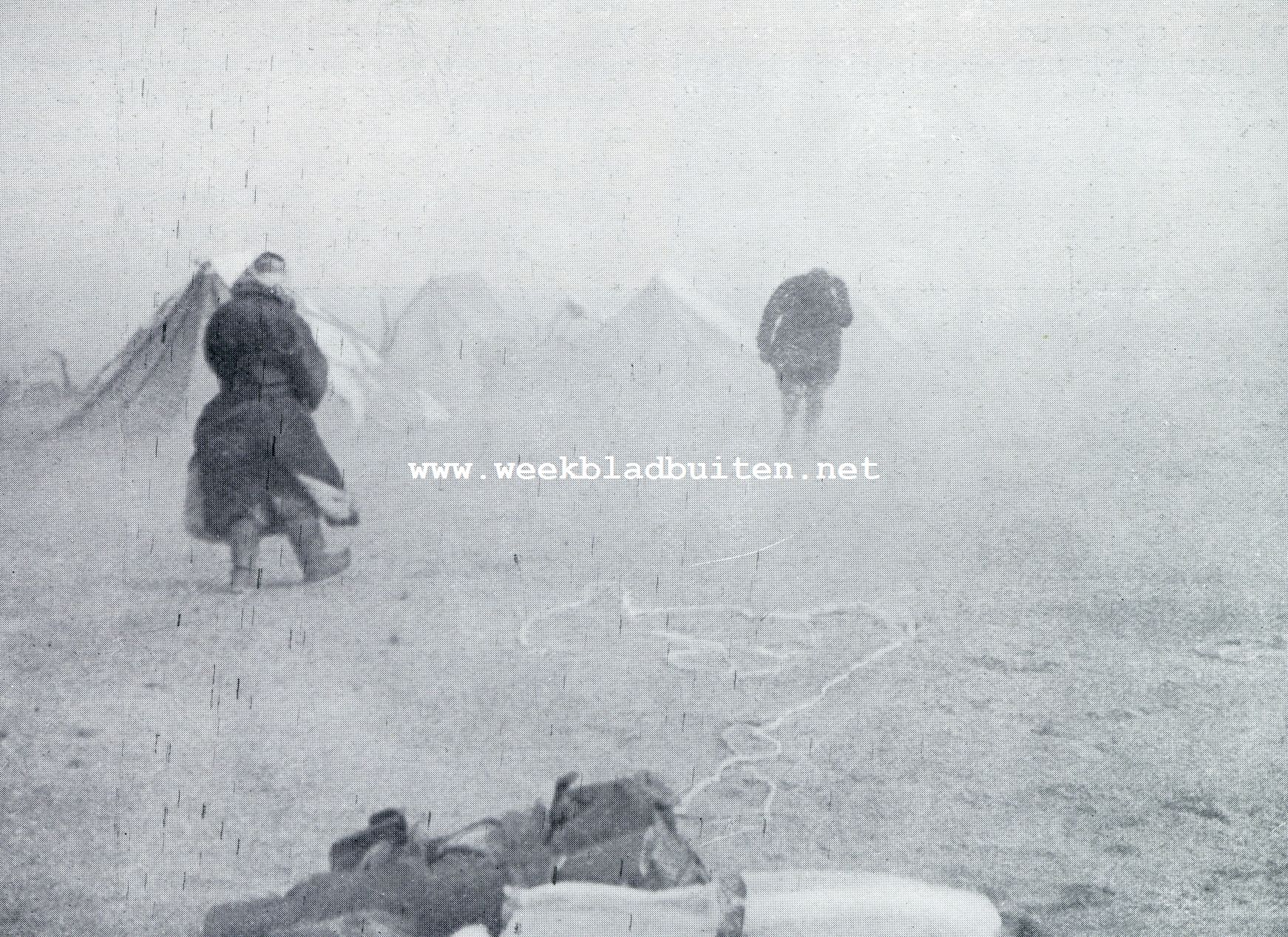 Zandstorm in de Gobi-woestijn. Bij een zandstorm kan men nauwelijks een paar passen voor zich uitzien, het zand dringt door alles heen en wie op marsch door den storm verrast wordt, loopt groot gevaar, door het zand bedolven te worden