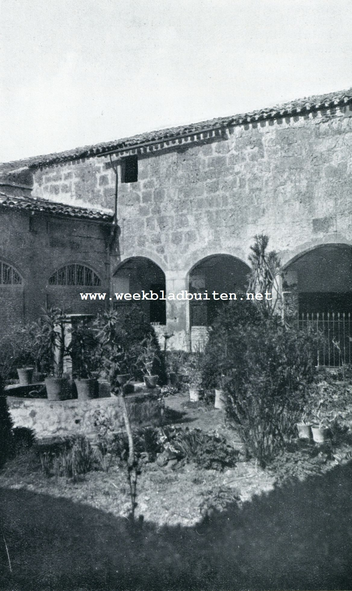 De Kastiliaansche Hoogvlakte. Burgos, patio van het 