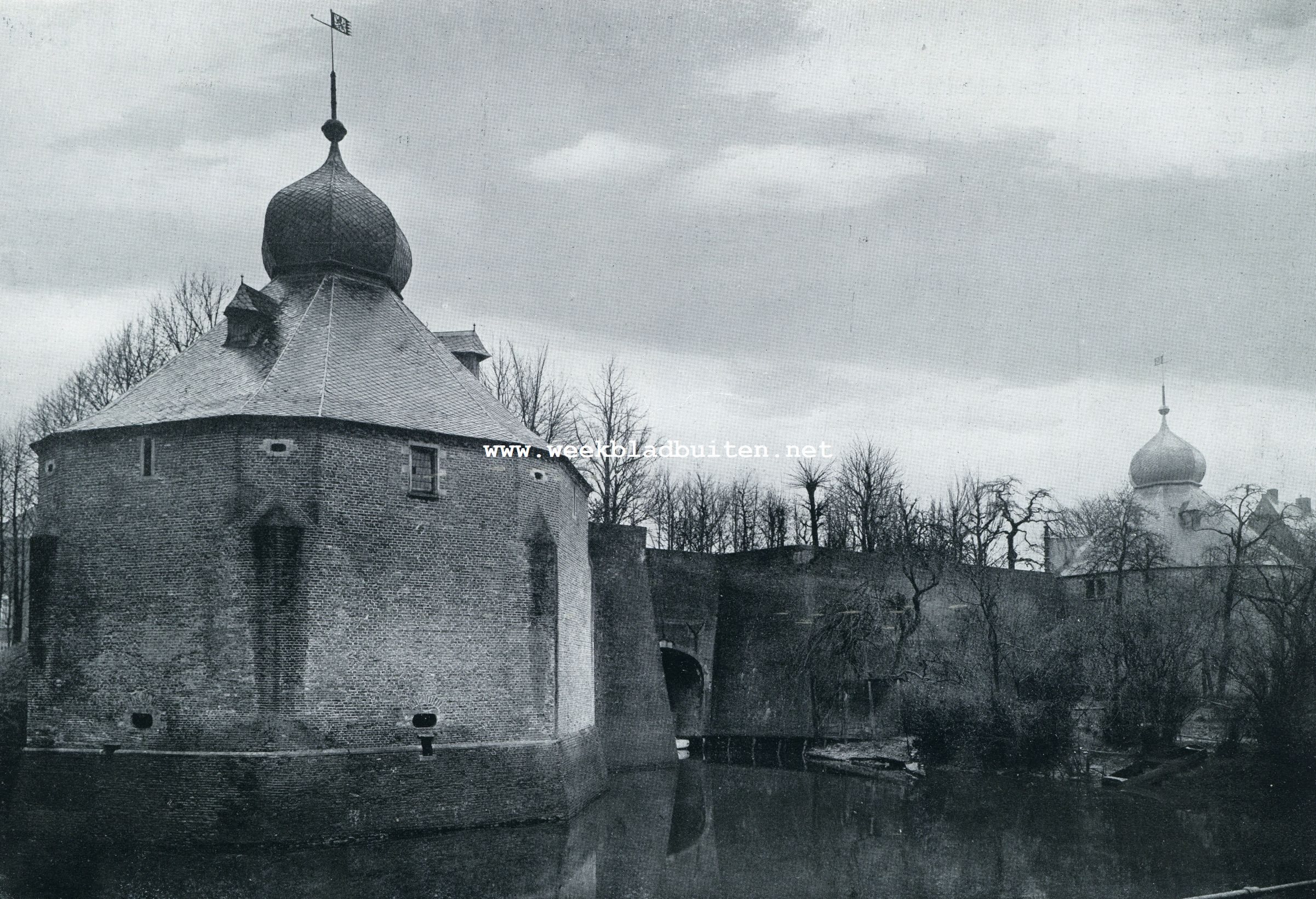 Rondom Breda's Groote Markt. De Duiventoren (links) en de Granaattoren (rechts), overblijfselen van het oude Kasteel van Breda