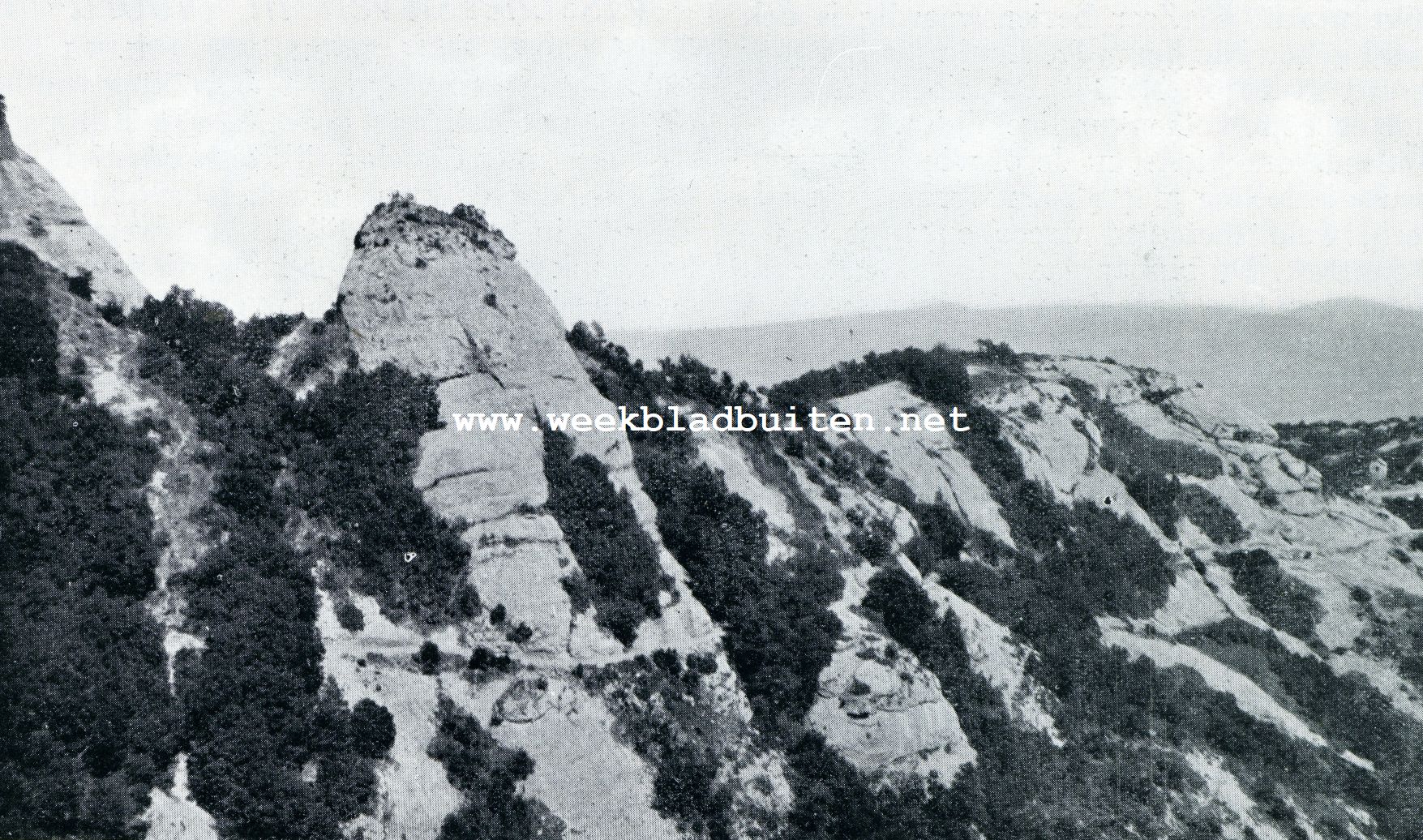 De Kastiliaansche Hoogvlakte. Rotsformatie bij het klooster Montserrat in de nabijheid van Barcelona