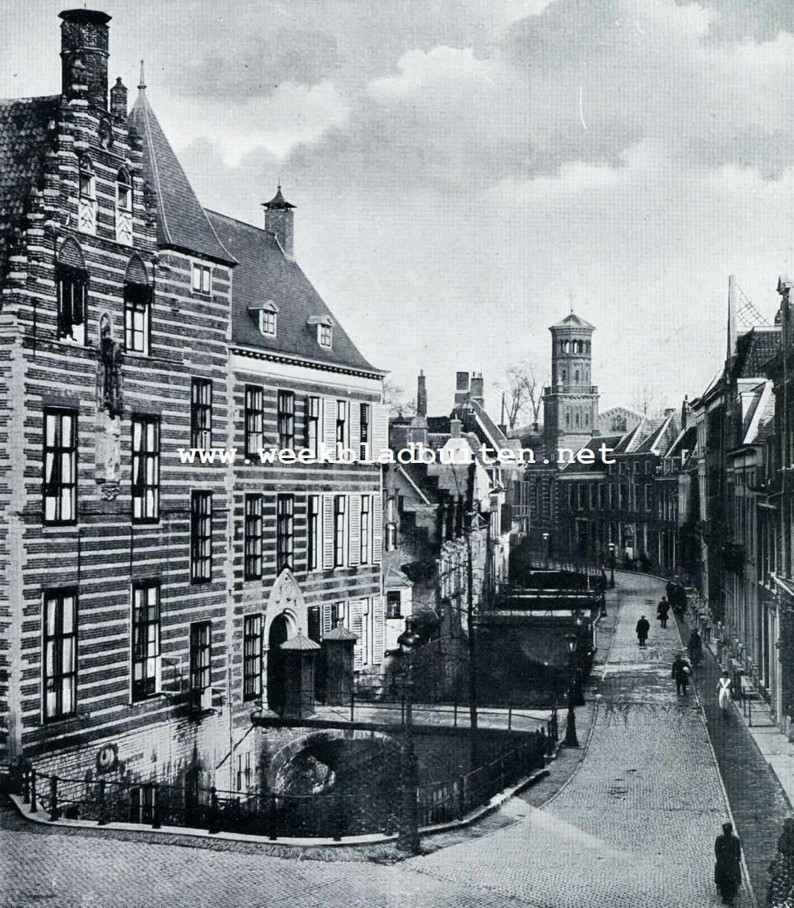 Het Paushuis (links) aan de Kromme Nieuwe Gracht te Utrecht