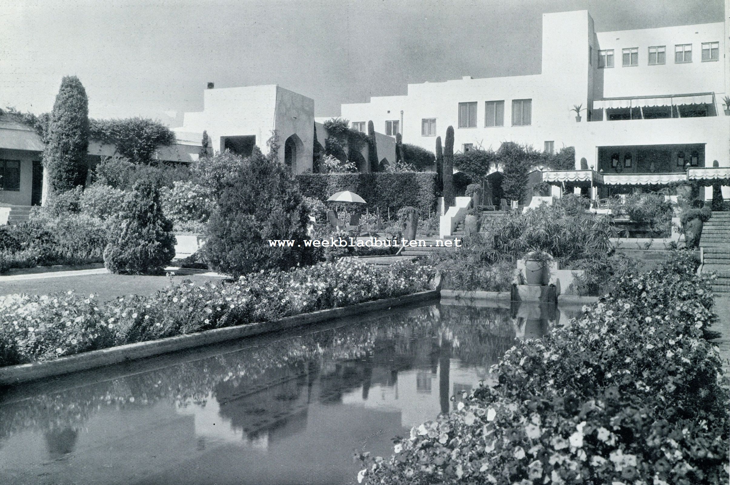 Binnenhof van het in Perzischen stijl gebouwde Samarkand Hotel te Santa Barbara