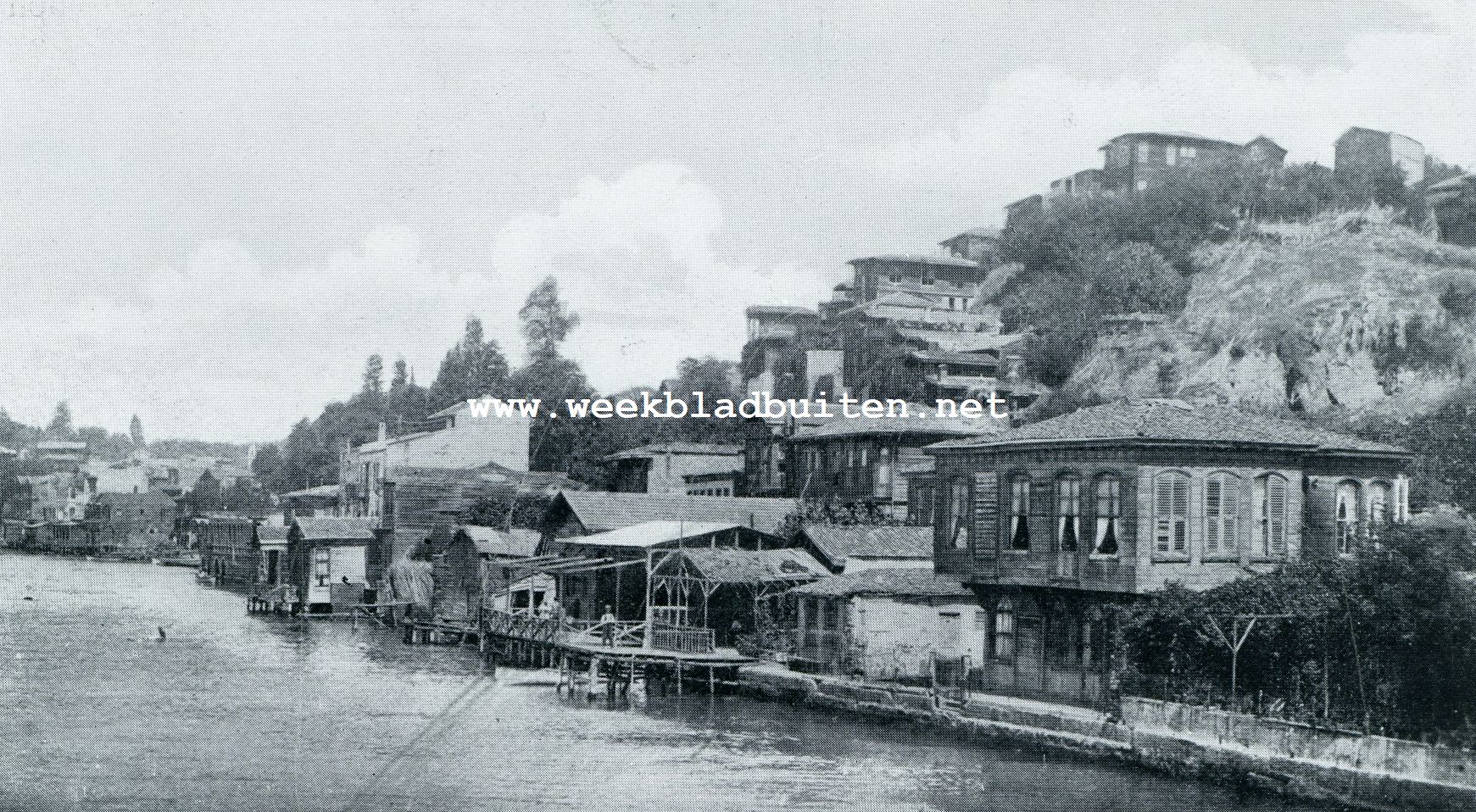 Het Paradijs van den Orint. Houten huizen aan den oever van den Bosporus