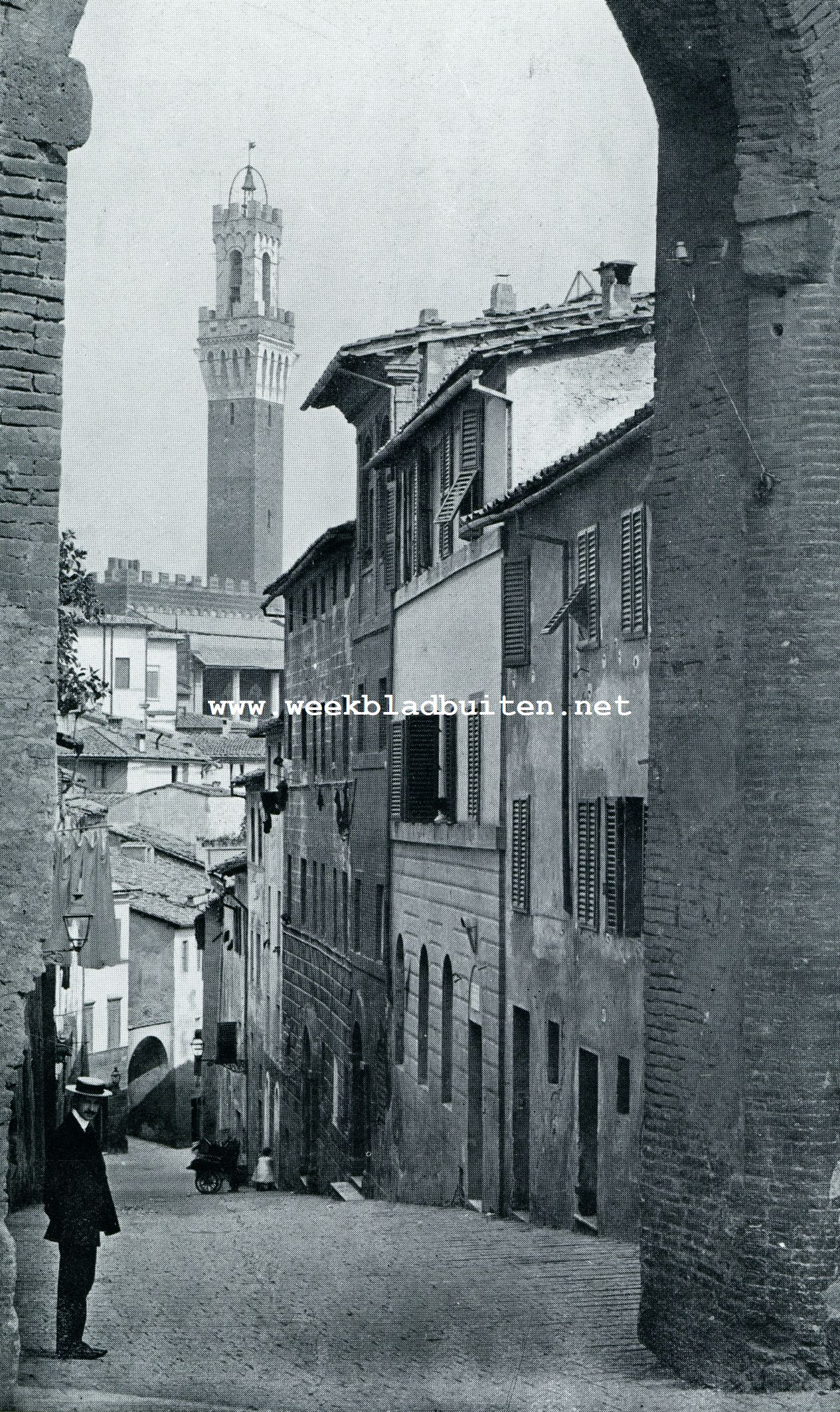 STRAAT TE SIENA MET GEZICHT OP DEN RAADHUISTOREN (MANGIA)