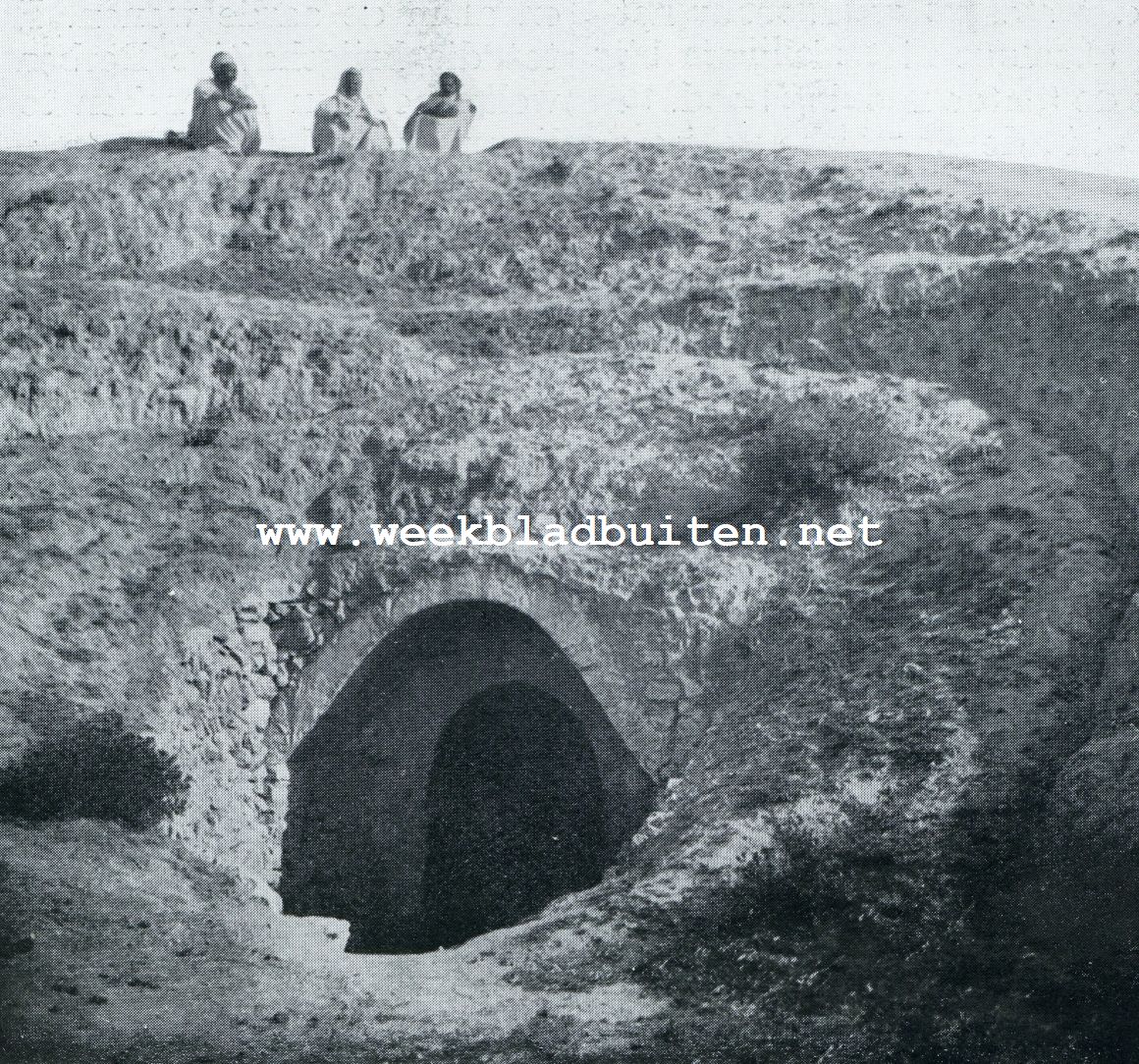 TUNNEL NAAR DEN TRECHTER, DIE DEN VOORHOF VAN EEN MATMATAWONING VORMT