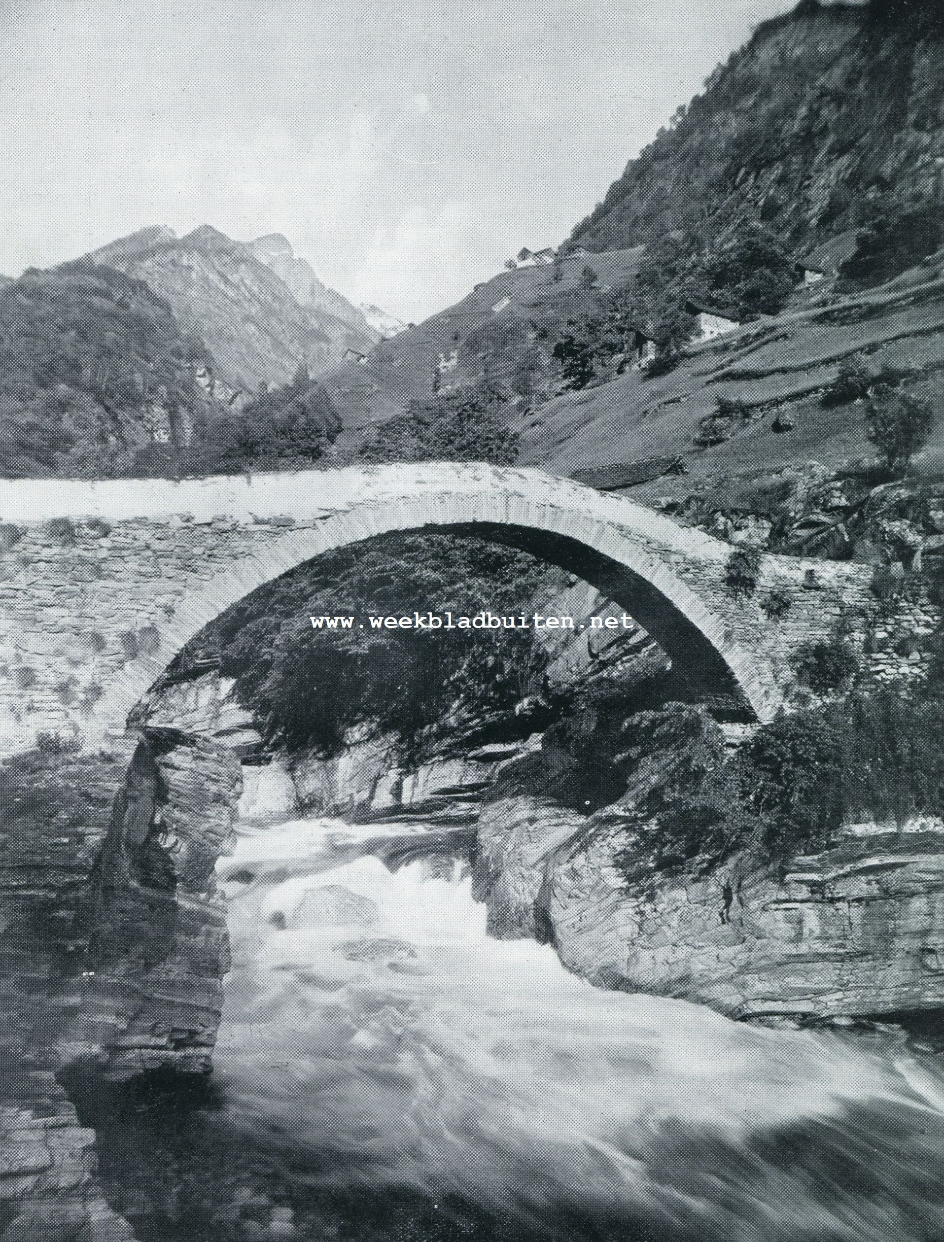 DOOR DE WOESTE DALEN VAN TESSINO. OUDE STEENEN BOOGBRUG IN HET VERZASCA-DAL