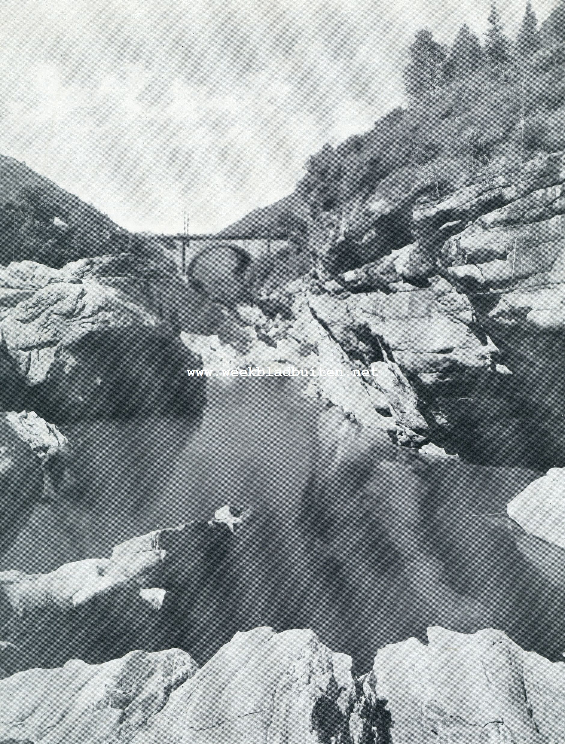 DE MAGGIA BIJ PONTE BROLLA IN HET MAGGIA-DAL (TESSINO)