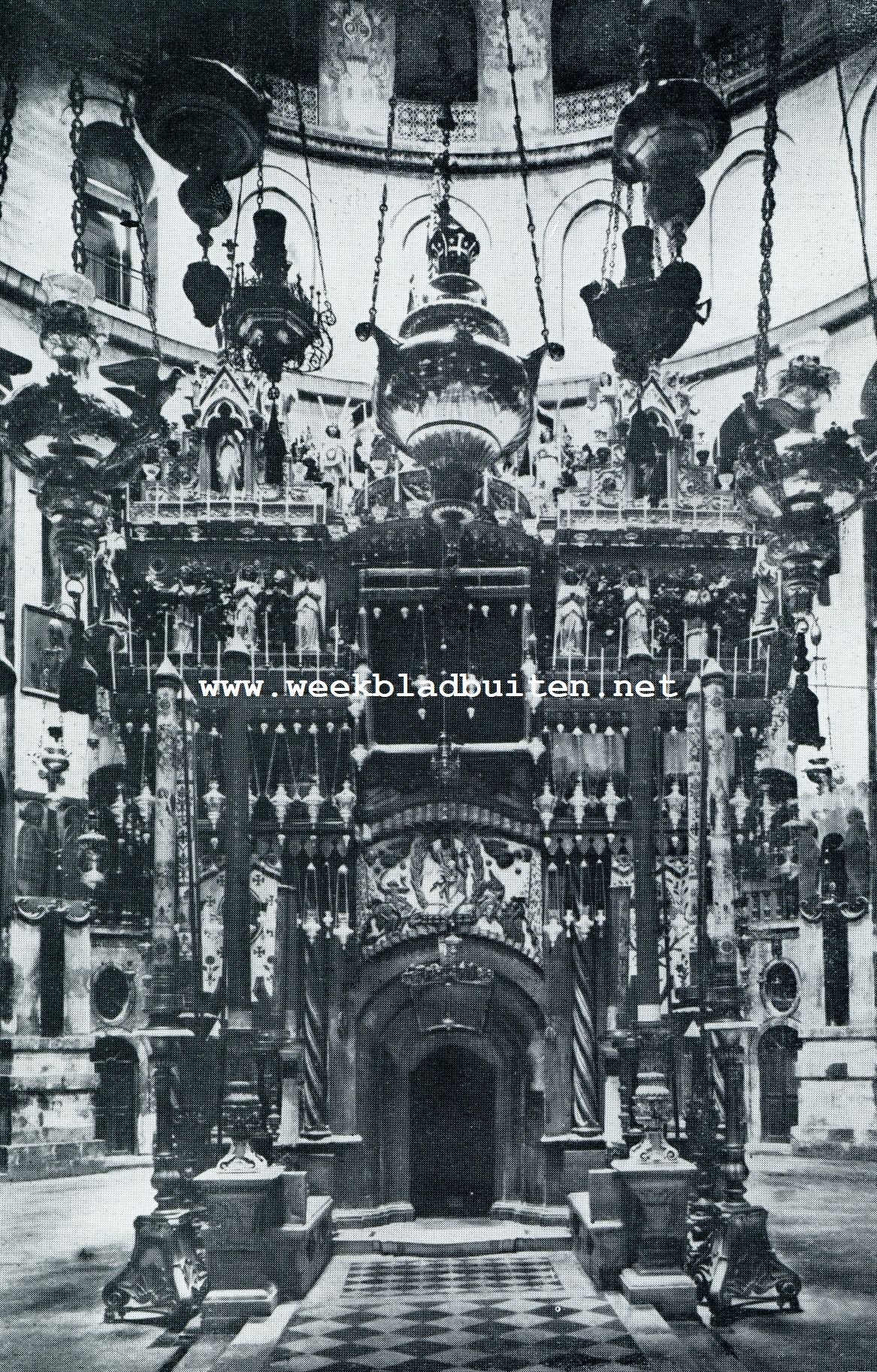 HET MAUSOLEUM BOVEN HET GRAF VAN CHRISTUS IN DE GROOTE ROTONDE VAN DE HEILIGE GRAFKERK TE JERUZALEM