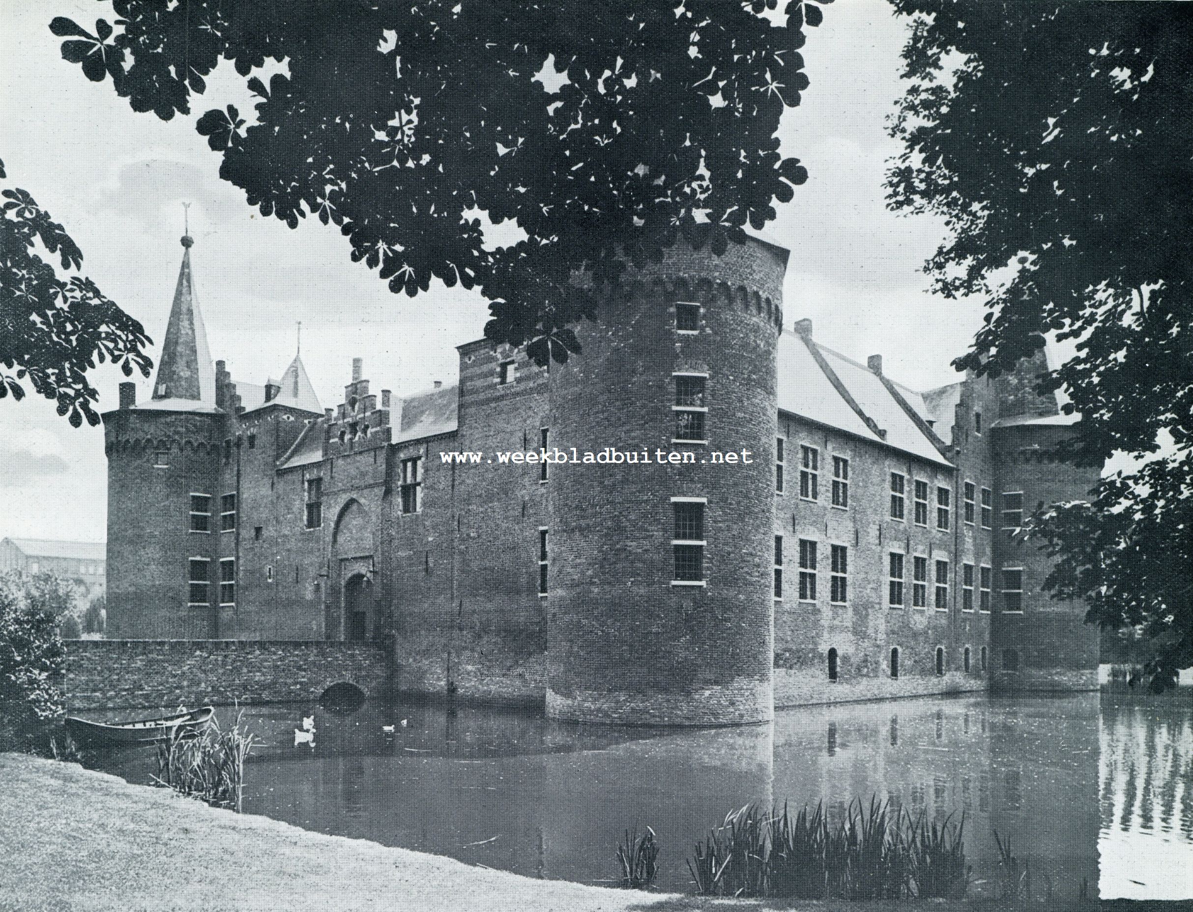 HET KASTEEL-RAADHUIS VAN HELMOND. VOORGEVEL EN WESTELIJKE VLEUGEL