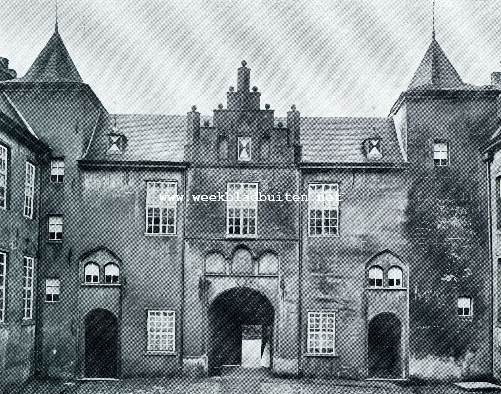 HET KASTEEL-RAADHUIS VAN HELMOND. INGANG DER BINNENPLAATS VR DE RESTAURATIE