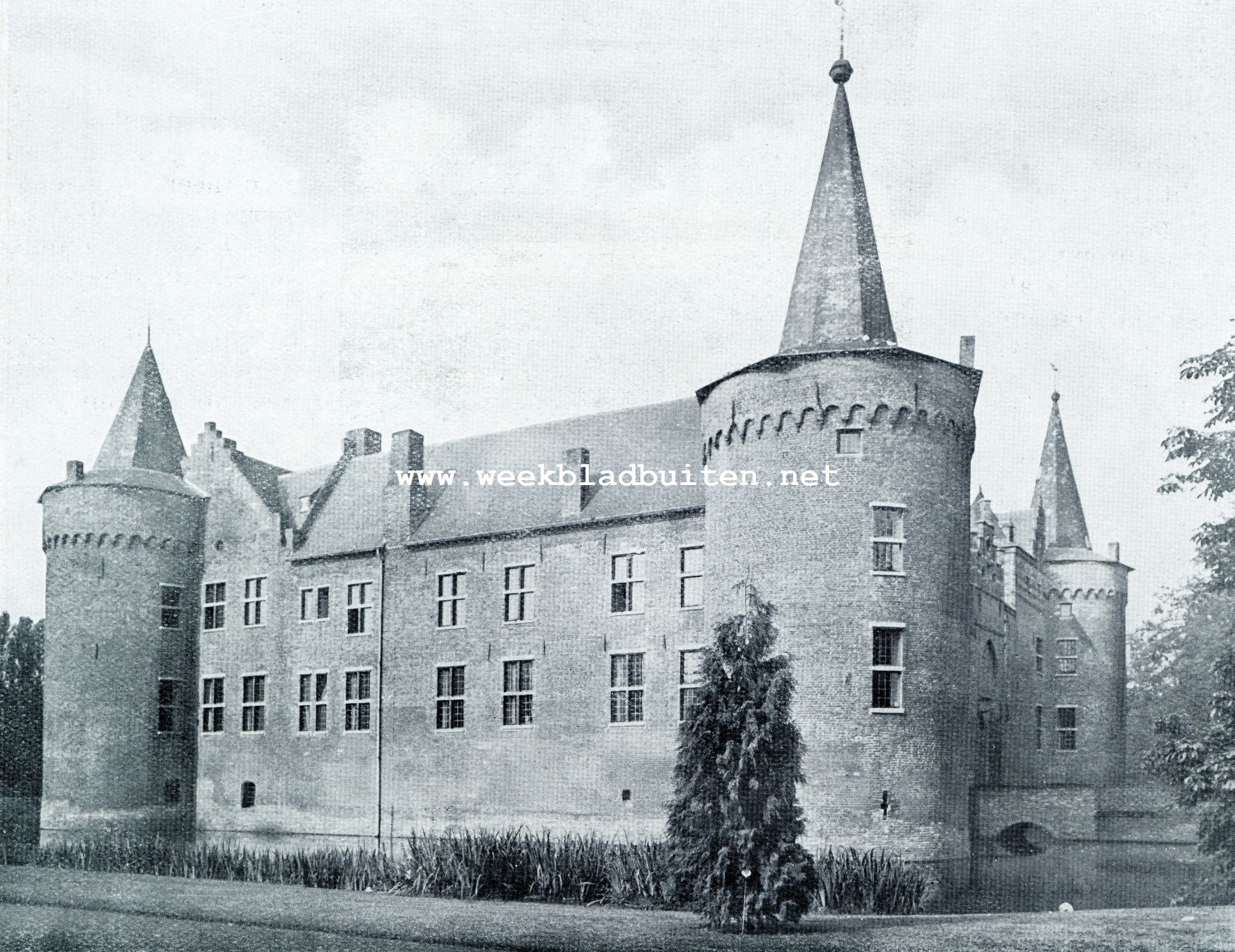HET KASTEEL-RAADHUIS VAN HELMOND. OOSTZIJDE