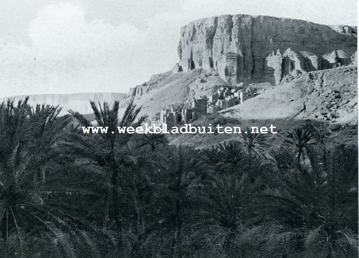 WADI DO'AN IN HADRAMAUT. De stadjes liggen tegen de steile puinhellingen, en zien uit over de kruinen der dadelpalmen in de vlakte