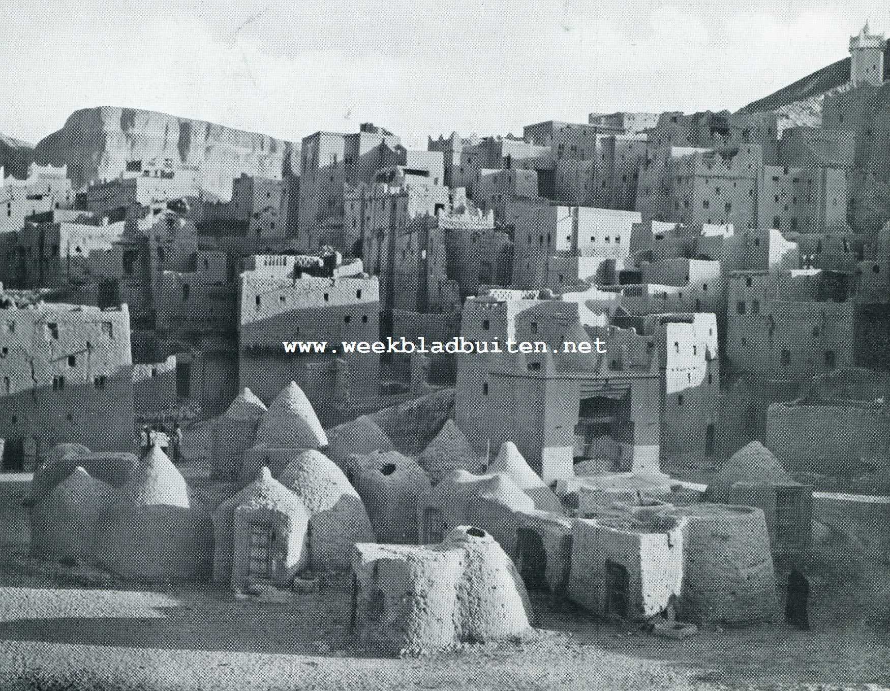 HOREIDA, EEN TYPISCH HADRAMI STADJE. Het dicht bij den mond der Wadi Hadramaut gelegen Horeida was nog nimmer door een Europeaan bezocht