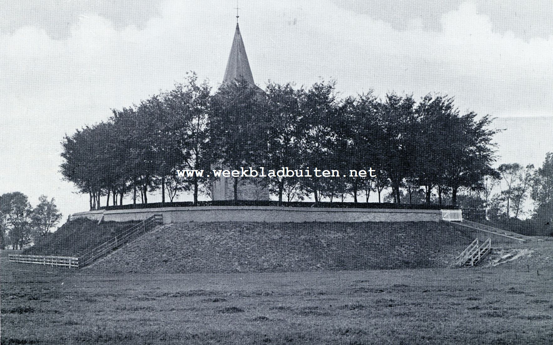 KERK MET KERKHOF TE OOSTERWIERUM. Voorbeeld van een terpafgraving, waardoor kerk en kerkhof op een heuvel zijn komen te liggen. Het hoogste kerkhof van dien aard vindt men te Hogebeintum