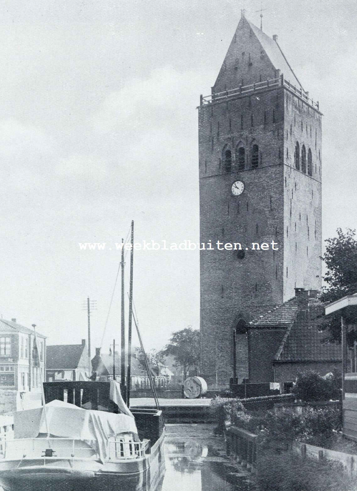 TOREN TE MINNERTSGA. Met een soort huisje op het massale onderstuk