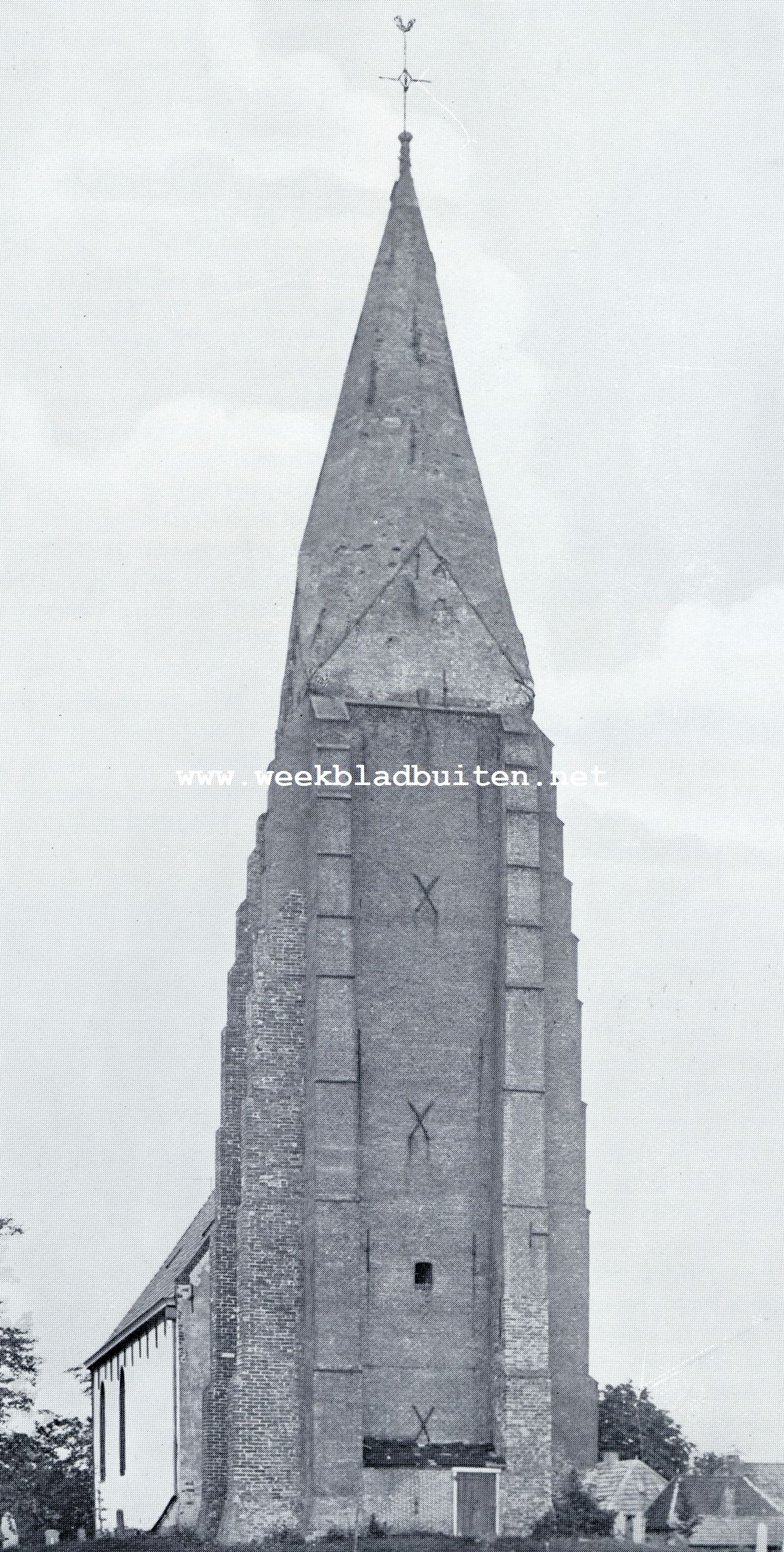 KERK EN TOREN VAN SURHUIZUM. Een groote toren met een kleine kerk. De toren is tot den haan toe van metselsteen opgetrokken