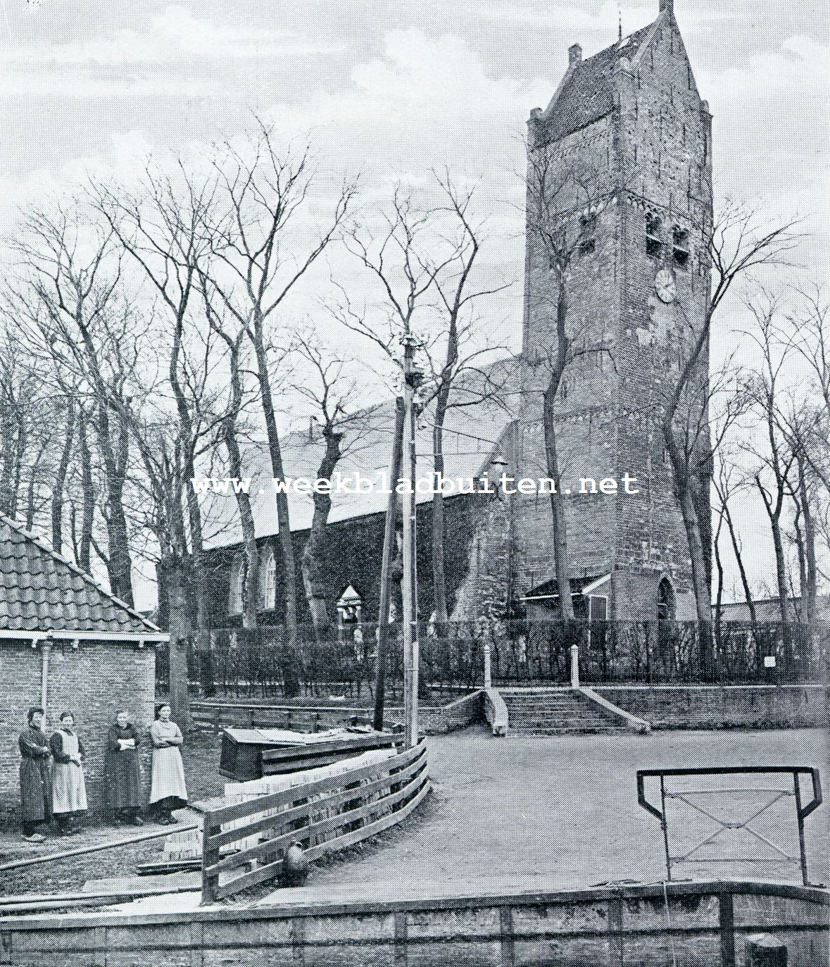 KERK MET TOREN TE J0RWERD. Het kerkhof als centrum der dorpsgemeenschap. Men ziet de verhooging ook hier door de trap bij de gemetselde toegangspoort