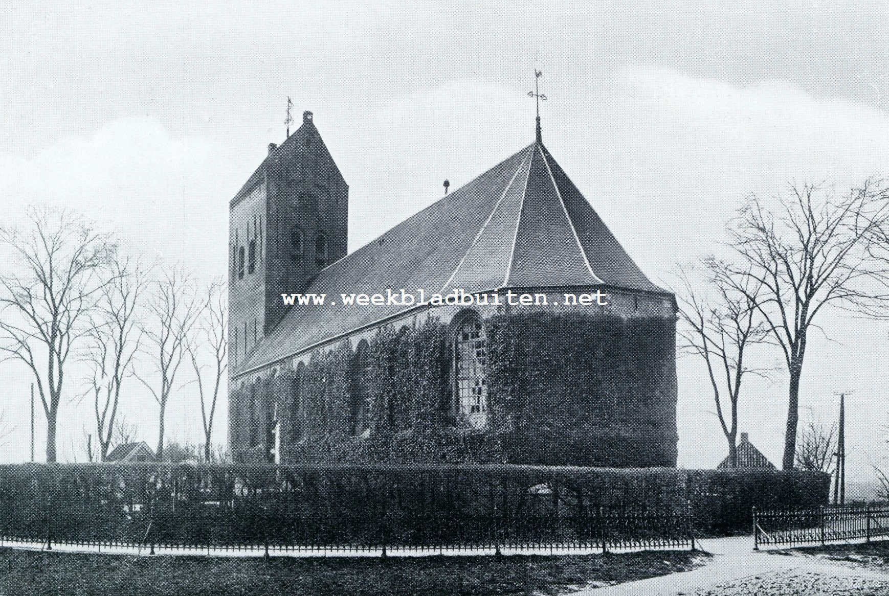 KERK TE LUTKEWIERUM. Met schelppad, waarlangs de lijkstoet driemaal rondom het kerkhof schrijdt, alvorens den doode ter ruste te leggen