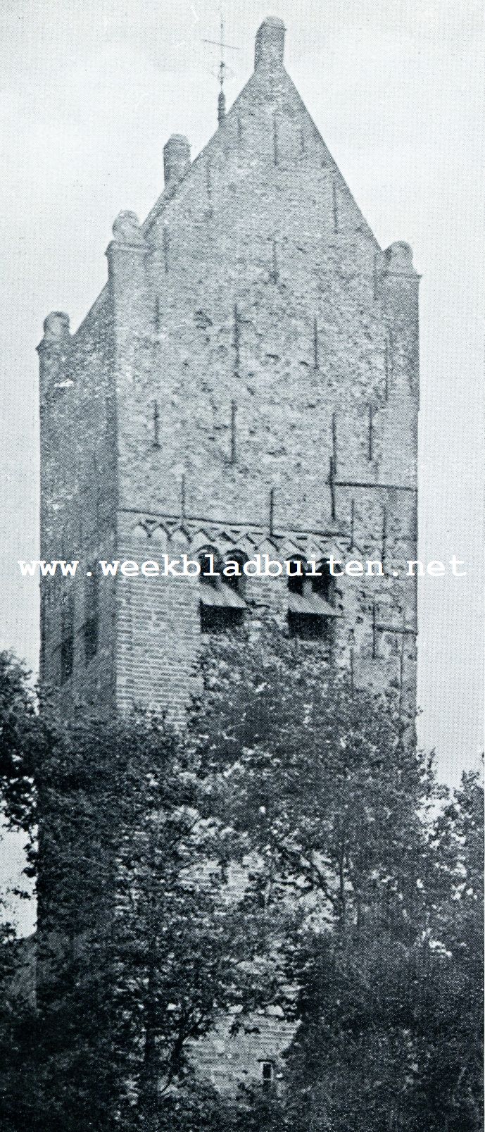 TOREN VAN DE KERK TE JORWERD. Let op de groote galmgaten