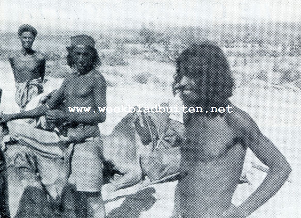 BEDOUNEN VAN ONZE KARAVAAN. De man links is van gemengd Bedounsch- en Negerbloed