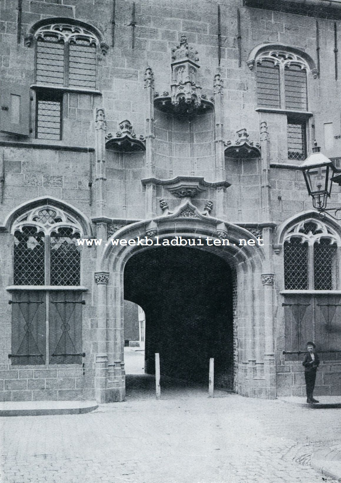WALCHEREN  ZEELANDS TUIN. ABDIJPOORT IN DE ST. PIETERSTRAAT TE MIDDELBURG