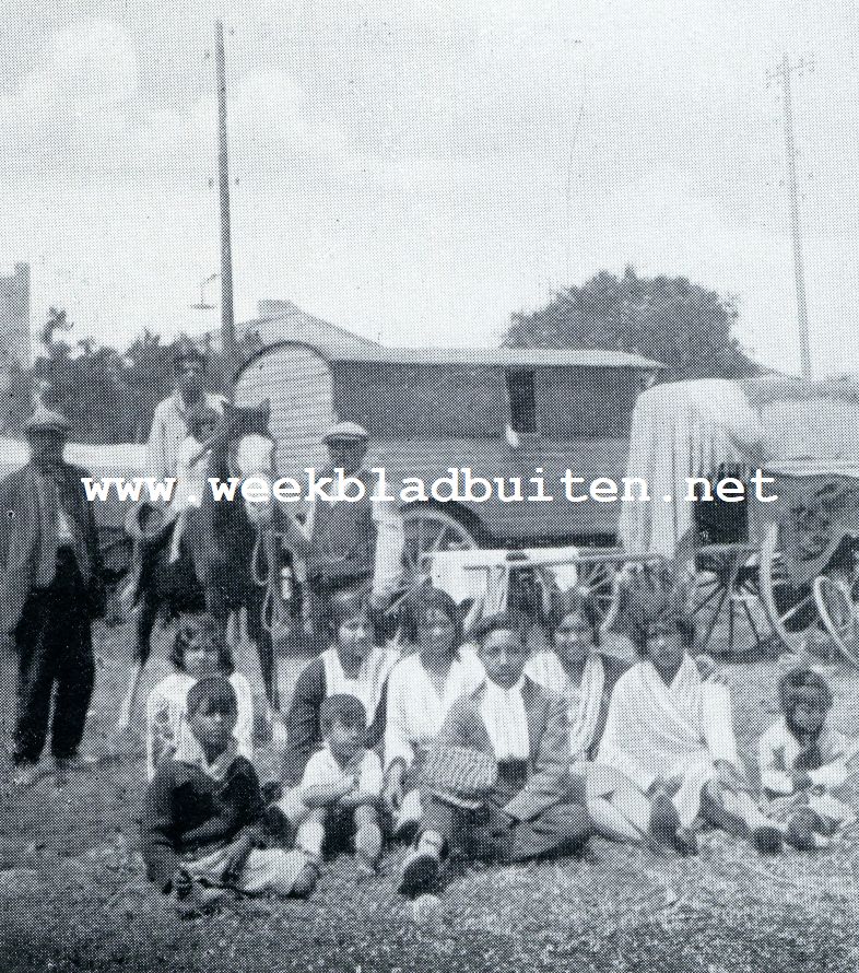  EEN ZIGEUNERFAMILIE TE SAINTES-MARIES-DE-LA-MER