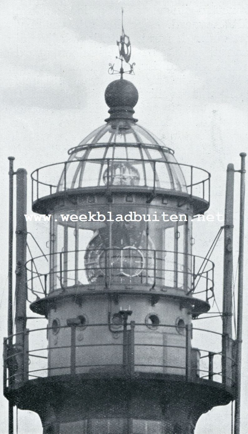 VUURTOREN TE SCHEVENINGEN. Met draailicht voor de scheepvaart en in den koepel het lichttoestel voor de luchtvaart