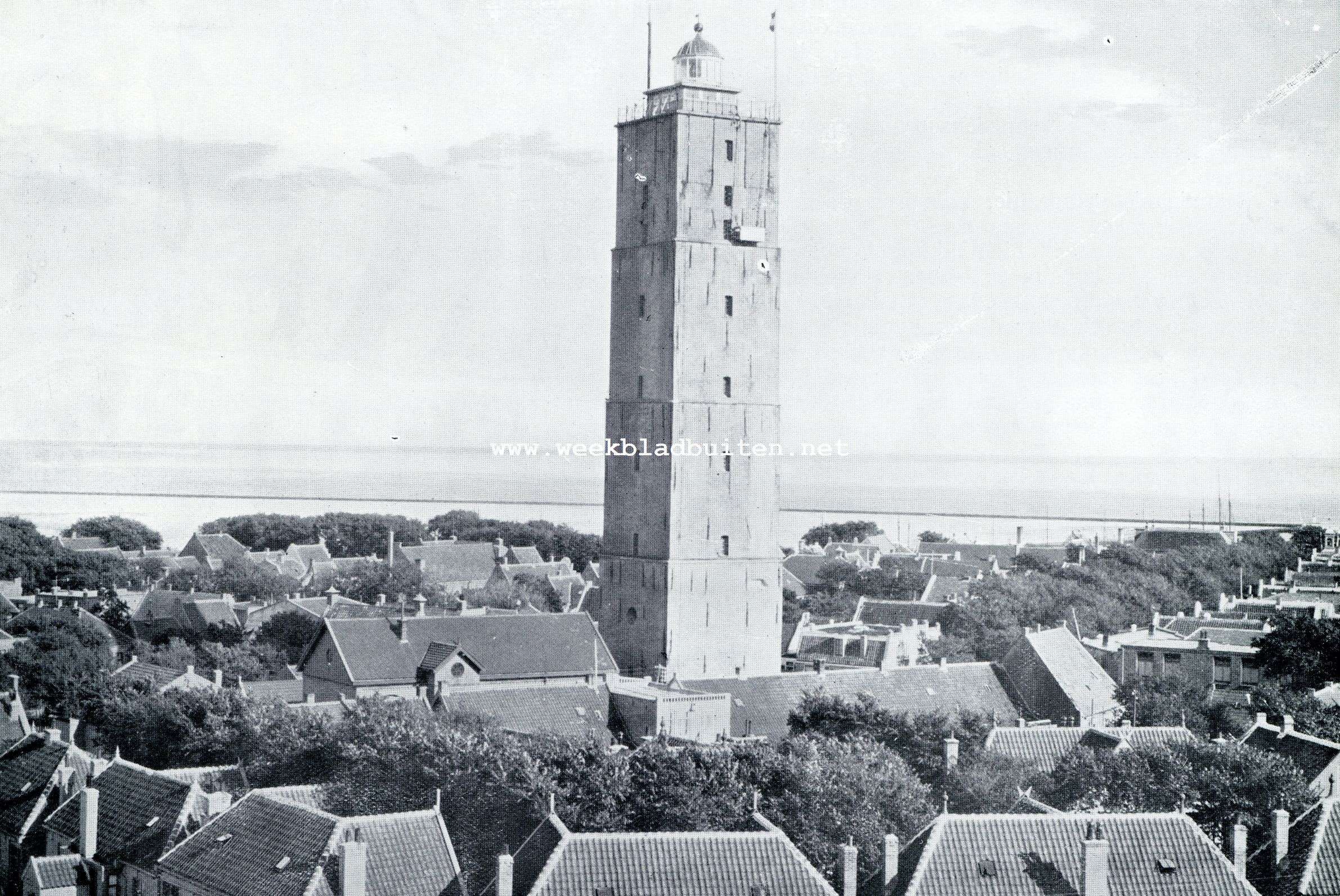 HET LICHT IN DEN NACHT. DE BRANDARIS, OPRIJZEND BOVEN DE HUIZEN VAN WEST-TERSCHELLING