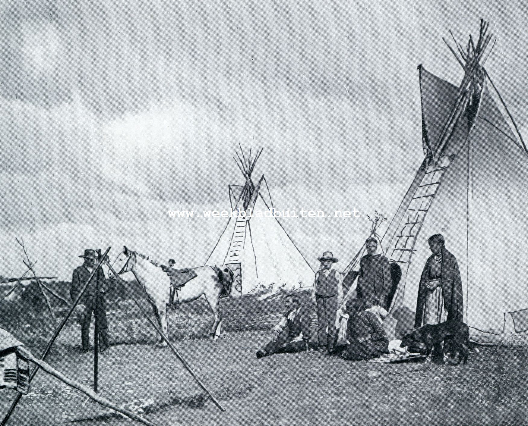 TENTEN DER GANADEESCHE CREE-INDIANEN OP DE PRAIRIE