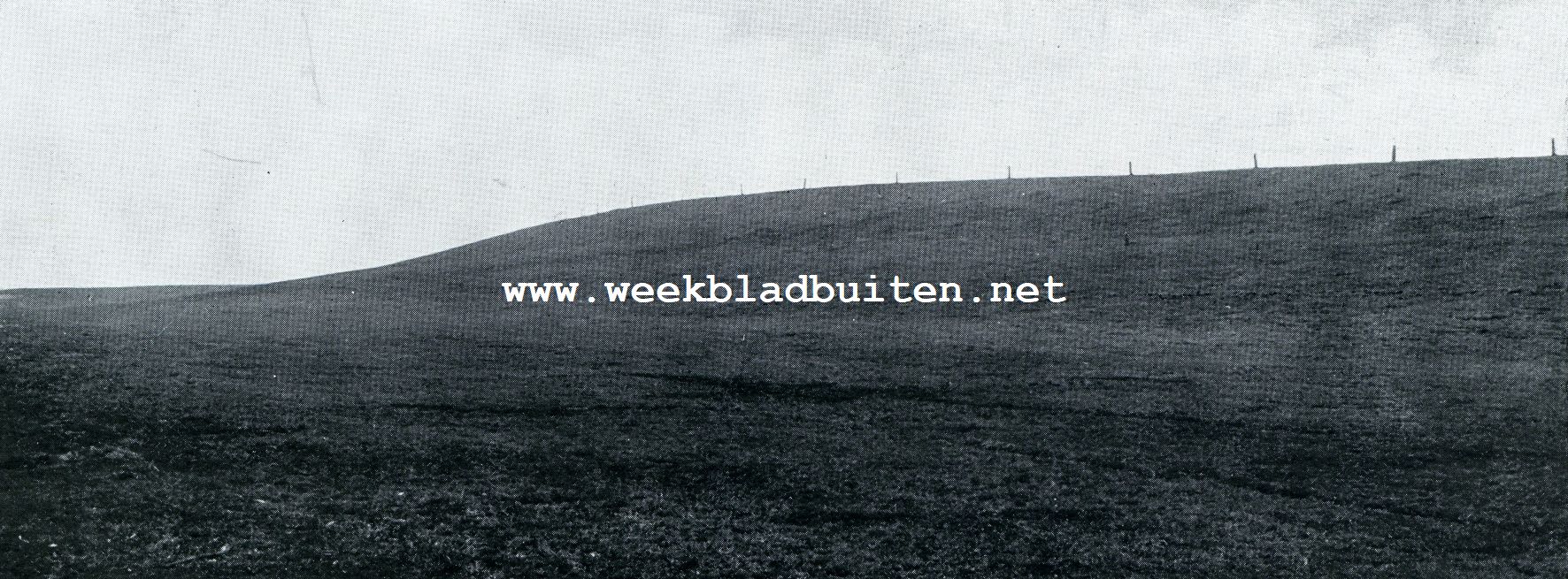 HET ROODE KLIF IN ZIJN TEGENWOORDIGEN TOESTAND, tot een glooienden heuvel afgerond, met graszoden bedekt, op een gewone Friesche terp gelijkend