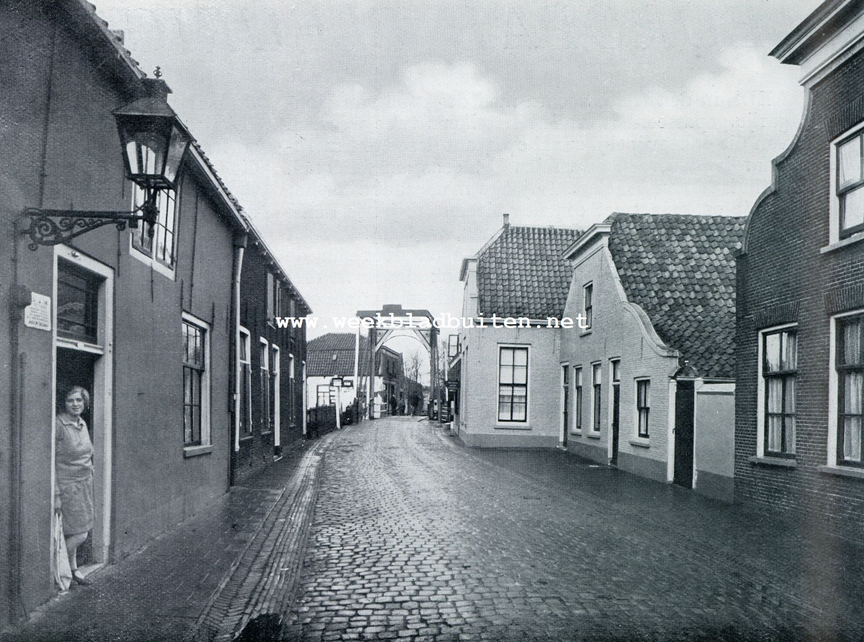 DORPSSTRAAT MET RIJNBRUG TE ZWAMMERDAM
