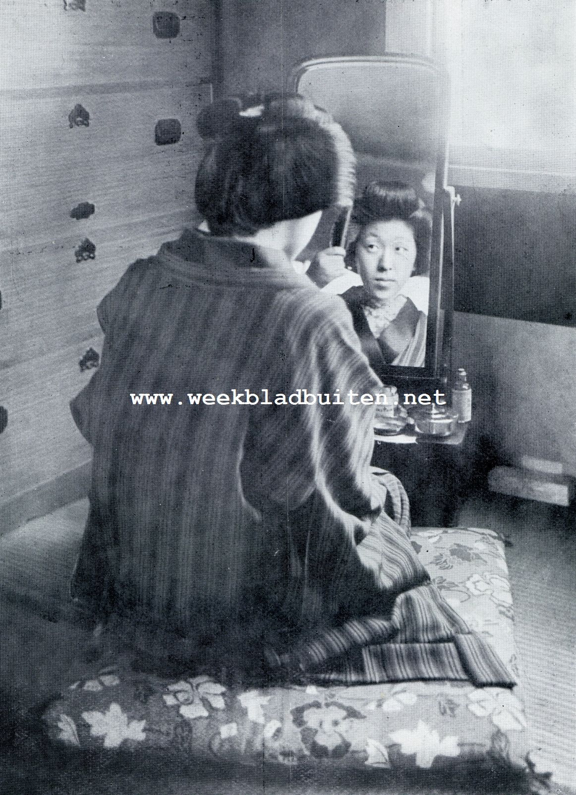 GEISHA. AAN HET TOILET