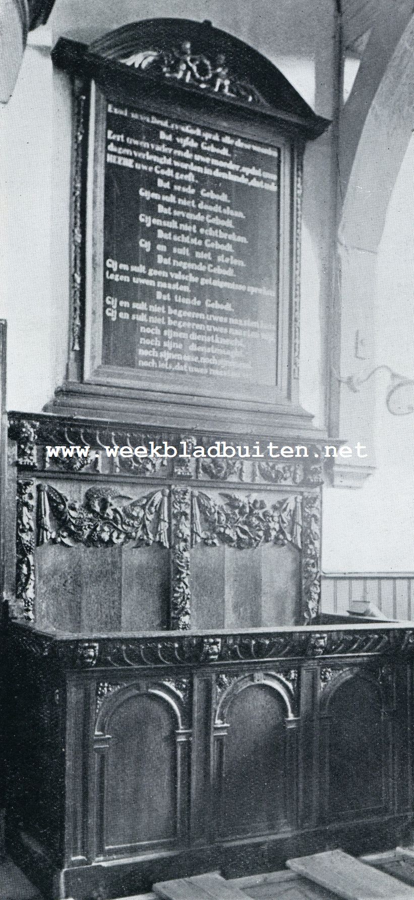 OUDERKERK AAN DEN IJSEL. BANK MET GEBODENBORD IN DE NED. HERVORMDE KERK