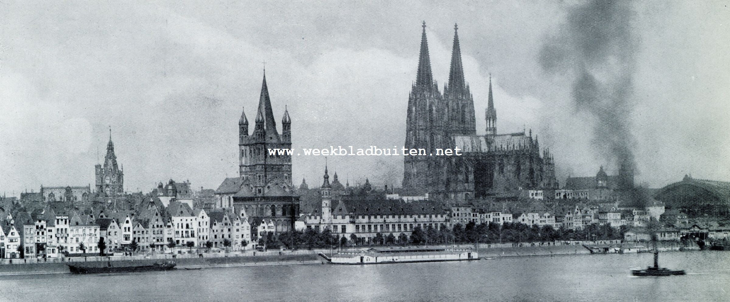 HET OUDE RIJNFRONT VAN KEULEN. IN HET MIDDEN ACHTER DE AANLEGPLAATS HET STAPELHUIS, LINKS DAARVAN DE ST. MARTIN, GEHEEL LINKS DE RAADHUISTOREN, RECHTS DE DOM