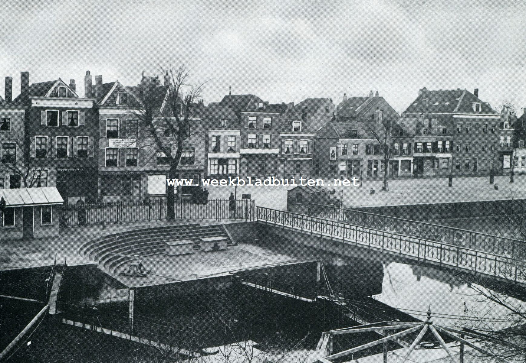 LANGS EENZAME WEGEN. DE WESTKADE TE HELLEVOETSLUIS