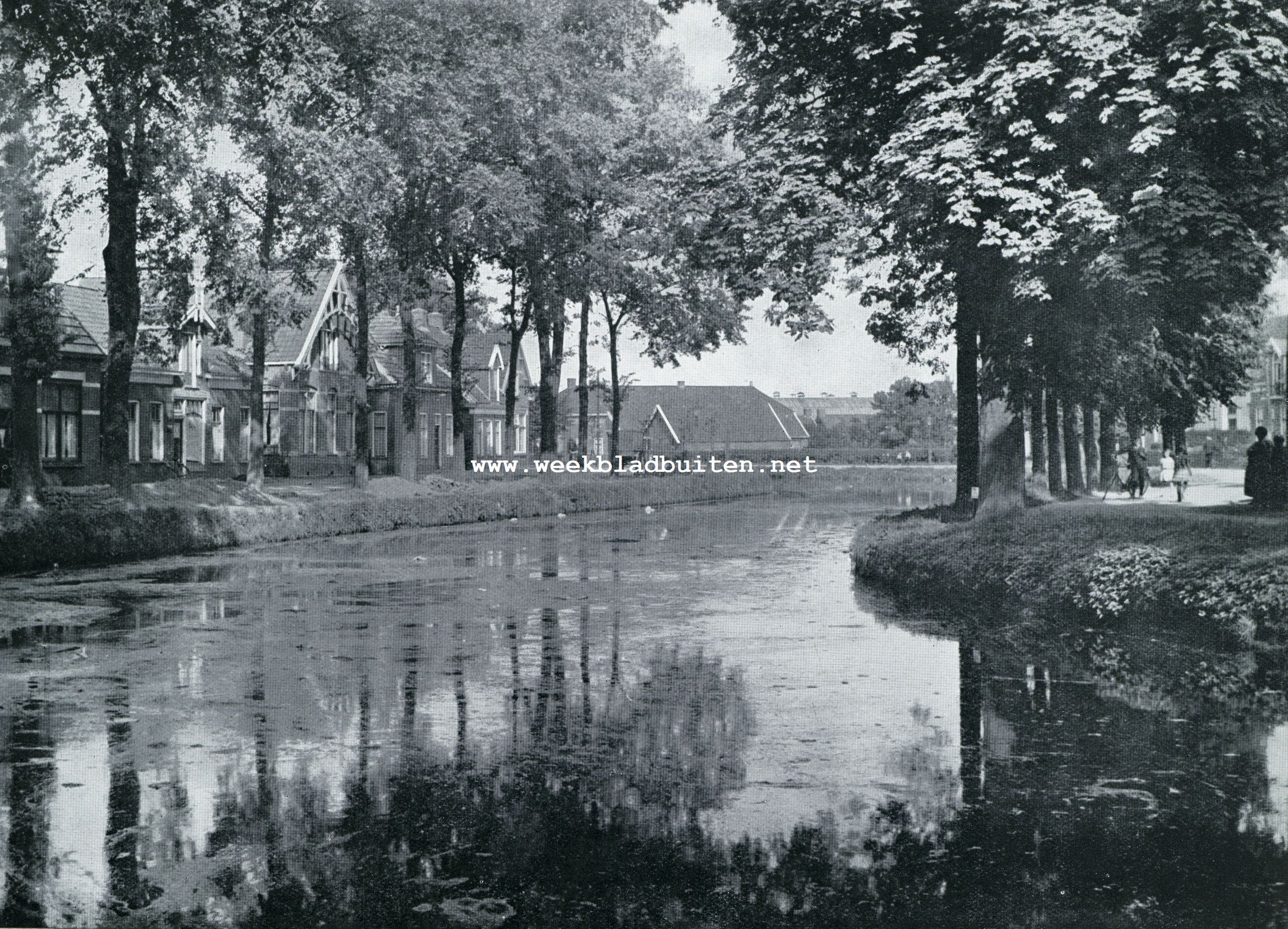 GEZICHT OP OUDE PEKELA MET HET MEER SCHILDERACHTIGE, DAN WELRIEKENDE WATER