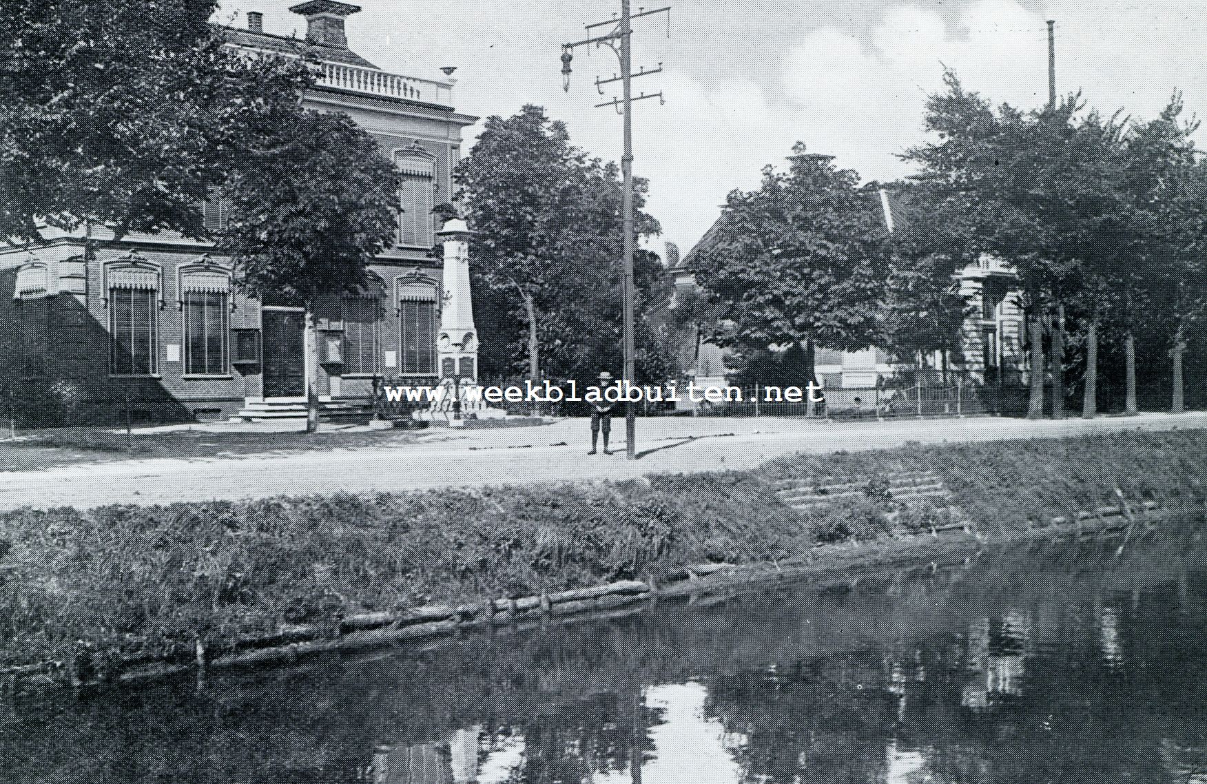GEDENKNAALD TER EERE VAN ADRIAAN GEERTS WILDERVANK VOOR HET RAADHUIS VAN DE DOOR HEM GESTICHTE EN NAAR HEM GENOEMDE PLAATS