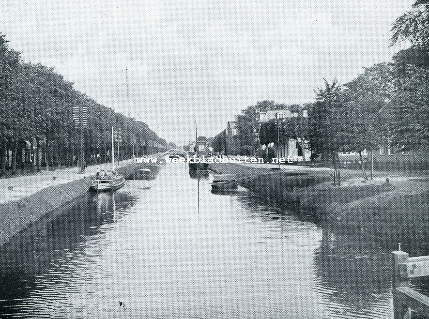 ITS A LONG, LONG WAY VAN DE EENE OEVERVERBINDING NAAR DE ANDERE, GELIJK HET WINSCHOTERDIEP BIJ HOOGEZAND HIER LAAT ZIEN